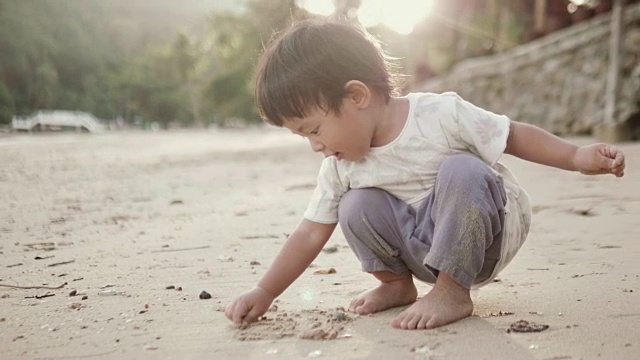 一个男孩在海滩上玩视频素材