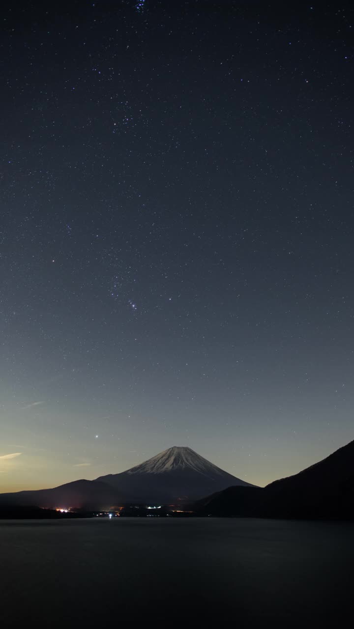 富士山上的夜元津湖视频素材