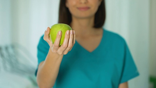 女医生提供青苹果、健康生活方式饮食理念、牙科护理视频素材