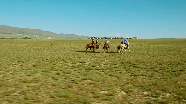 骑在马上的牛仔小团体视频素材