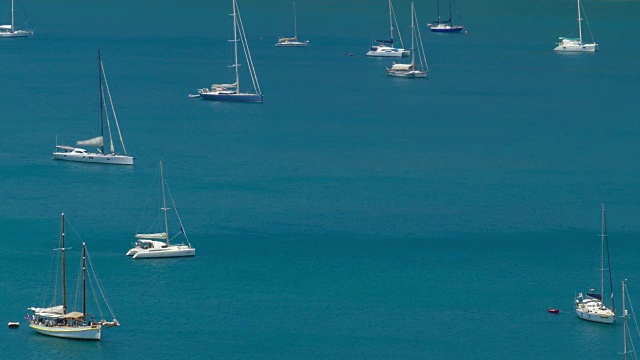 游艇停泊在海湾里视频素材