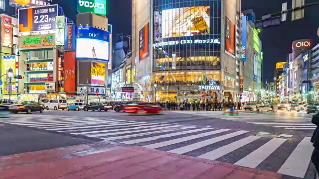 人们走过日本东京著名的涩谷十字路口的时间视频素材