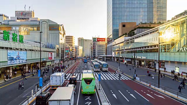 人们走过日本东京著名的涩谷十字路口的时间视频素材