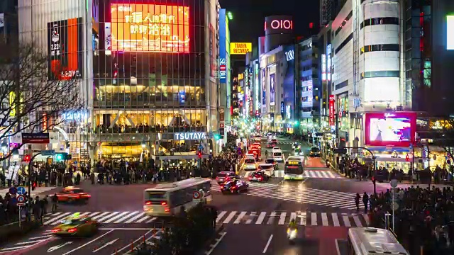 人们走过日本东京著名的涩谷十字路口的时间视频素材