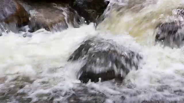 流动的水和岩石，靠近。伊尔瑟河，伊尔瑟河谷，伊尔森堡，萨克森-安哈尔特，哈尔茨，哈尔茨山，德国。视频素材