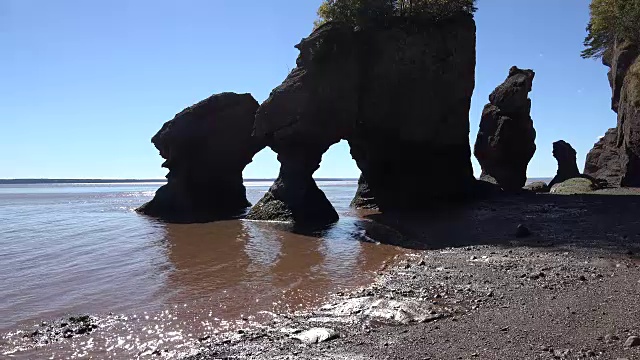 加拿大潮水正从霍普韦尔岩退下视频素材