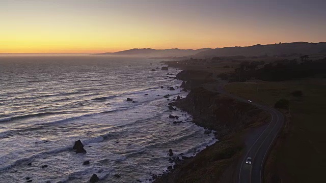 在悬崖上的太平洋海岸高速公路北鲑鱼溪海滩，索诺马，加利福尼亚州-无人机拍摄视频素材