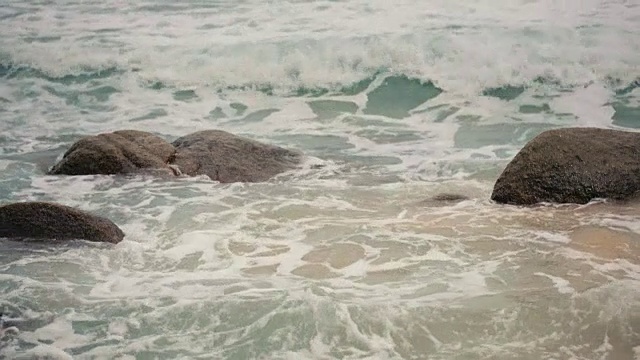 海浪拍打着海岸和岩石视频素材