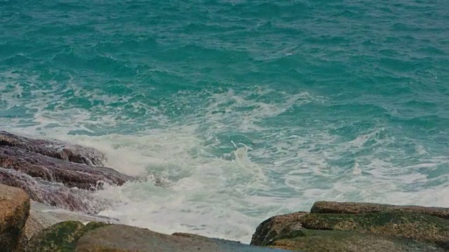 海浪拍打着海岸和岩石视频素材