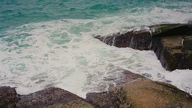 海浪拍打着海岸和岩石视频素材