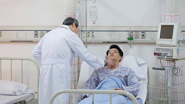 医生在医院病床上给病人检查视频素材