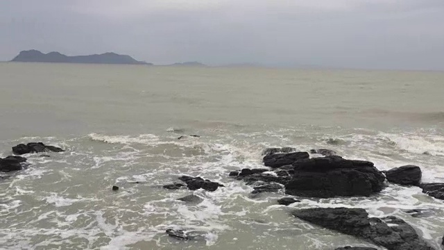 海浪冲击着岩石视频素材