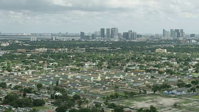 以迈阿密市中心为背景的自由广场的广角镜头视频素材