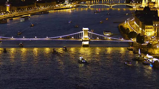 布达佩斯的斯切尼链桥夜景，旅游景点视频素材