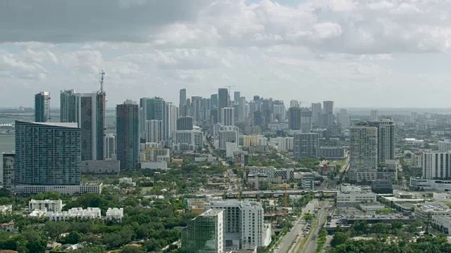 宽镜头的滨水社区与迈阿密市中心的背景视频素材