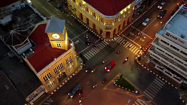 泰国普吉岛——2018年6月16日:普吉岛中葡式老建筑夜景地标视频素材