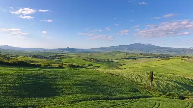 意大利托斯卡纳农田山丘的空中景观视频素材