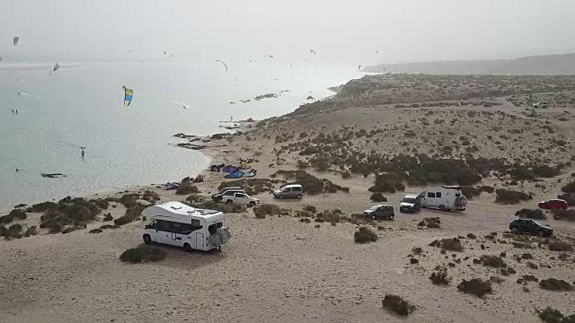 风筝冲浪者风筝点缀在富埃特文图拉海岸附近的天空视频素材