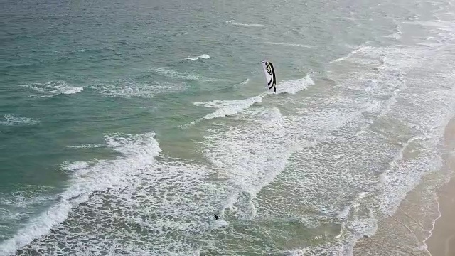 在海洋水域风筝冲浪者视频素材