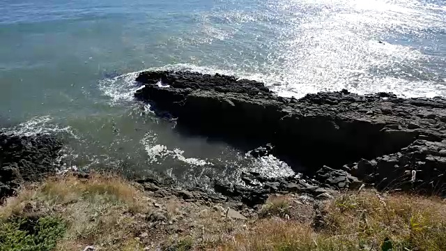 加拿大芬迪湾的岩石和阳光在水上视频素材