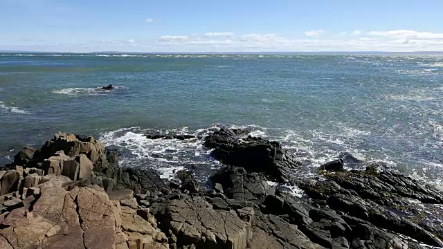 芬迪海加拿大湾遇到岩石视频素材