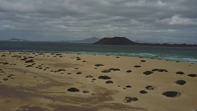 海水上的沙滩和阴天视频素材