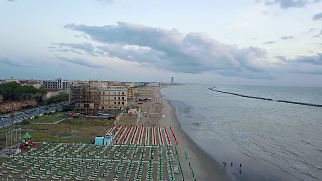 日出时和一群海鸥一起飞过海滩(里维埃拉·罗马尼奥拉)视频素材