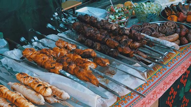 商店柜台上的熟食。烤肉串，烤蘑菇，蔬菜视频素材