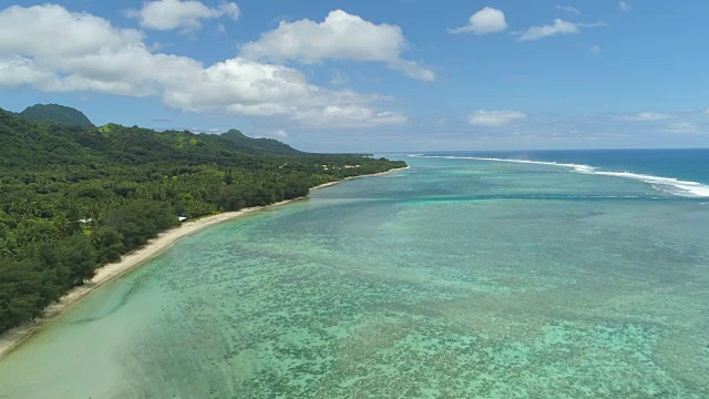 天线:绿松石般的海浪接近遥远岛屿的白色沙滩。视频素材