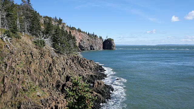 芬迪加拿大湾海岸线陡峭视频素材