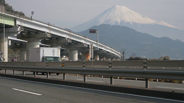 高速公路上的富士山视频素材