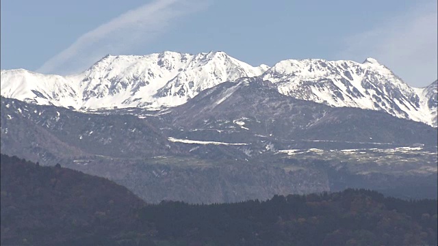 机会渺茫:日本富山的田山山脉。视频素材