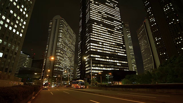 夜晚，东京市中心摩天大楼旁的汽车视频素材