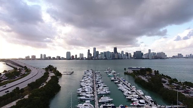 美国佛罗里达州迈阿密市中心，港口和天际线视频素材