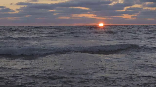 美丽的日落在海滩上，惊人的颜色，光束透过云景在海景。海上日落。海滩上的日出。海滩上的日落。在海上日落。海上日出视频素材