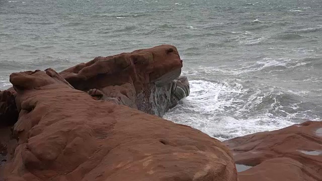 芬迪加拿大湾的海浪拍打着红色的岩石视频素材