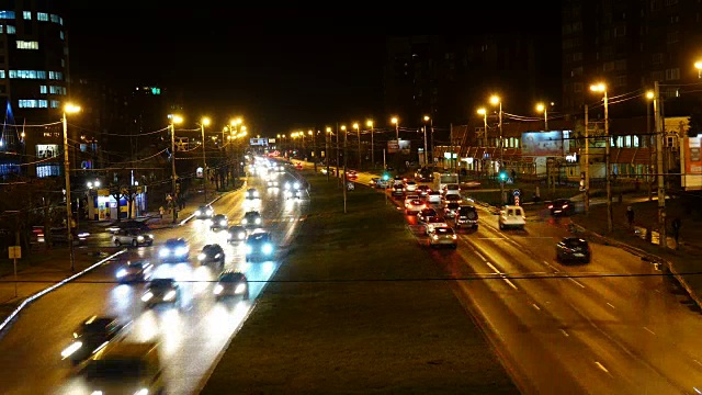 城市的夜间交通。间隔拍摄。公路夜景与市区交通夜景，时光流逝。视频素材