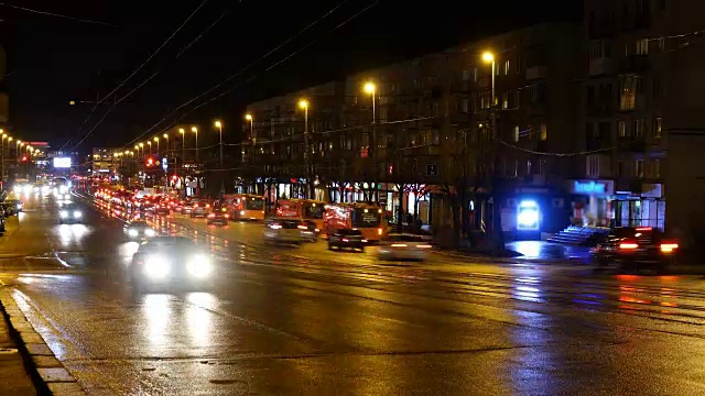 城市的夜间交通。间隔拍摄。公路夜景与市区交通夜景，时光流逝。视频素材