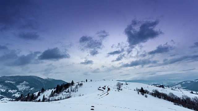 山峰上的雪被风吹走了。冬天的风景。天很冷，下着雪。视频素材