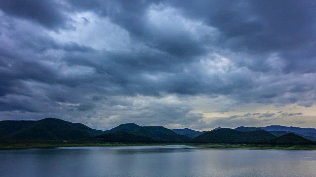 时间流逝:下雨前的乌云视频素材