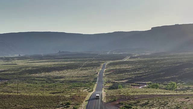 安静的高速公路穿越犹他州景观-无人机拍摄视频素材