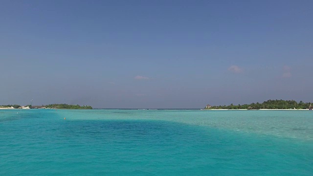 马尔代夫海滩上的蓝色海水泻湖视频素材