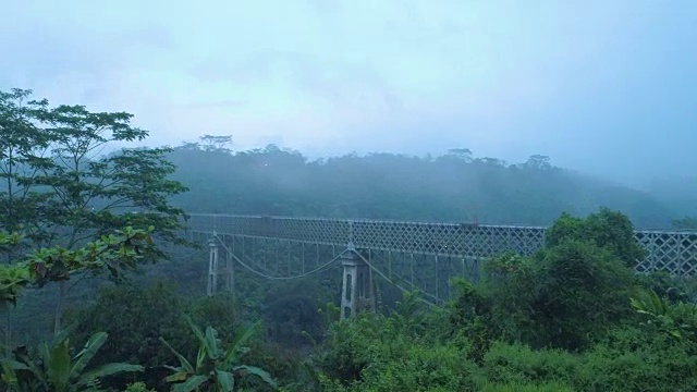 印尼爪哇岛Cirahong铁路桥鸟瞰图视频素材