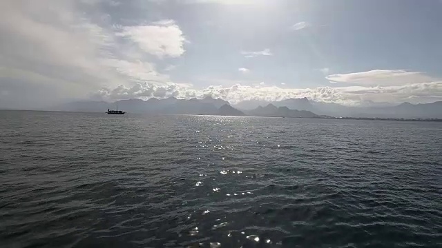 美丽的深蓝色地中海海水。海浪。在欧洲的游轮上度假。视频素材