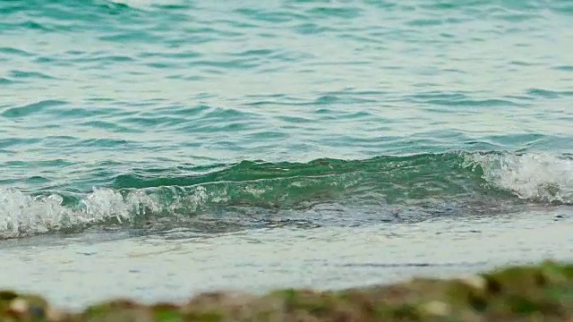 黑色沙滩上的海浪。视频素材