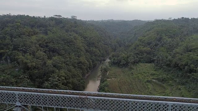 印尼爪哇岛Cirahong铁路桥鸟瞰图视频素材