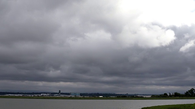 Timelapse云弗雷泽河和YVR 4K。UHD视频素材