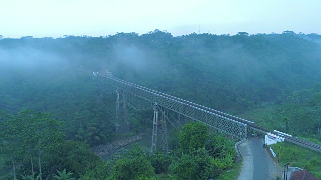 印尼爪哇岛Cirahong铁路桥鸟瞰图视频下载