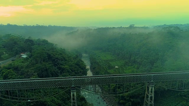 印尼爪哇岛Cirahong铁路桥鸟瞰图视频素材