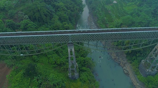 印尼爪哇岛Cirahong铁路桥鸟瞰图视频素材